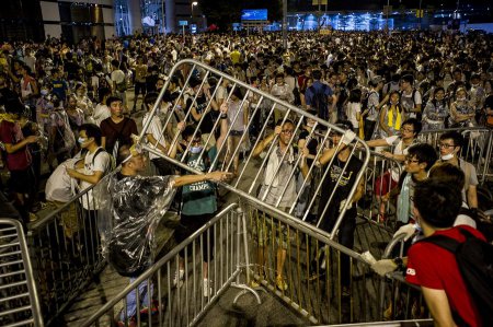 ​Сторонники кампании Occupy Central парализовали движение в центре Гонконга