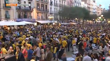 Жители Барселоны вышли на демонстрацию в поддержку референдума о независимо ...