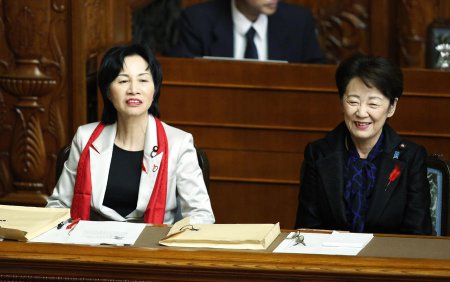 Японские сенаторы отложили заседание, чтобы обсудить красный шарф министра  ...