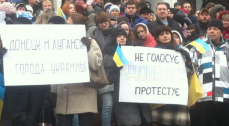 Переселенцы в Киеве выступают против выборов в самопровозглашённых республи ...
