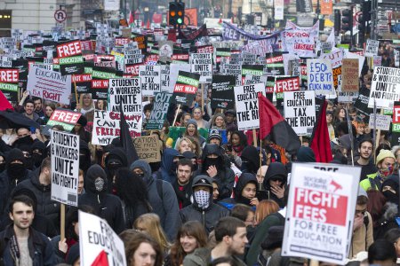 Студенческие протесты в Лондоне вылились в беспорядки и столкновения с поли ...