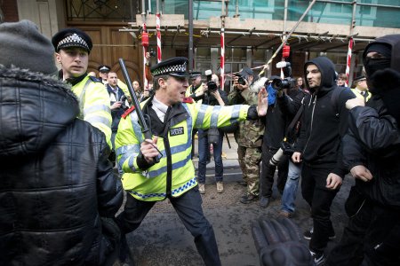 Студенческие протесты в Лондоне вылились в беспорядки и столкновения с полицией