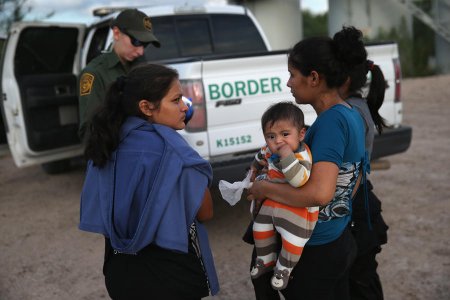 ​Половина жителей США не поддерживает иммиграционную реформу, ограничивающую депортацию нелегалов