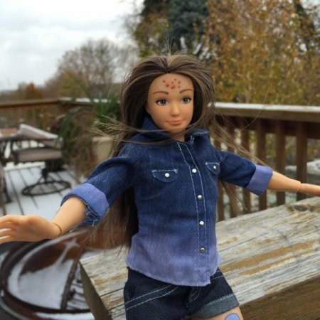 Барби нового поколения: создана кукла с реальными пропорциями, синяками и целлюлитом