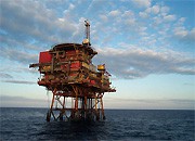 Низкие цены на нефть усилили налоговое бремя на ее добычу