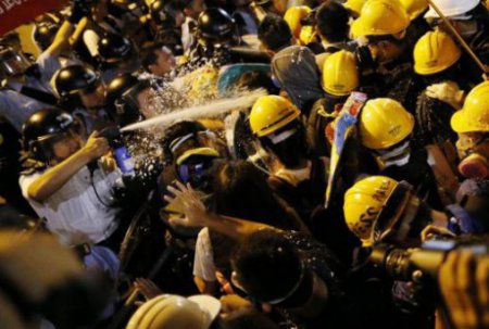 В Гонконге протестующих демонстрантов разгоняют газом — СМИ