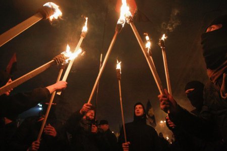 Президент Чехии раскритиковал власти ЕС, не осудившие факельное шествие нео ...