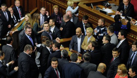 На Украине вдвое повысили зарплаты депутатам Верховной Рады