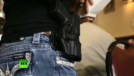 Официанток в американском кафе обязали носить заряженное оружие