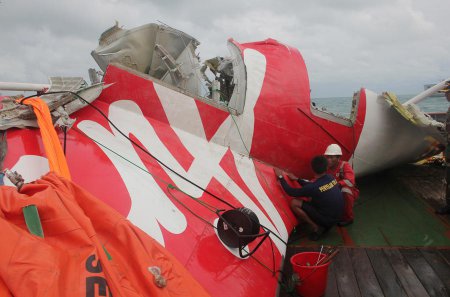 Индонезийские спасатели обнаружили тела двух пилотов рухнувшего лайнера Air ...