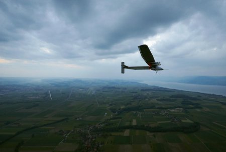Швейцарский самолёт отправился в первый в истории кругосветный полёт на солнечных батареях