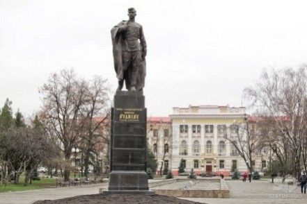 В Харькове памятник Рудневу «сняли в Нацгвардию»