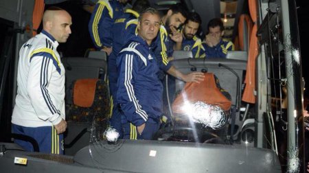 На автобус со стамбульской футбольной командой «Фенербахче» совершено воору ...