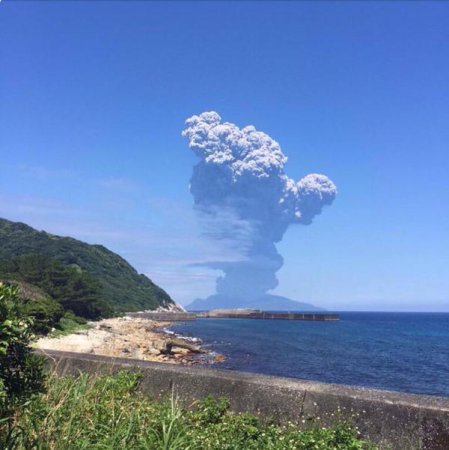 Власти Японии создали экстренный штаб в связи с извержением вулкана Синдакэ