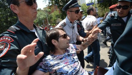 Протесты в Ереване: полиция разогнала активистов и разобрала баррикады
