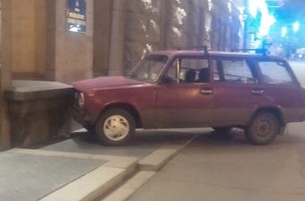 В здание харьковского горсовета врезался автомобиль