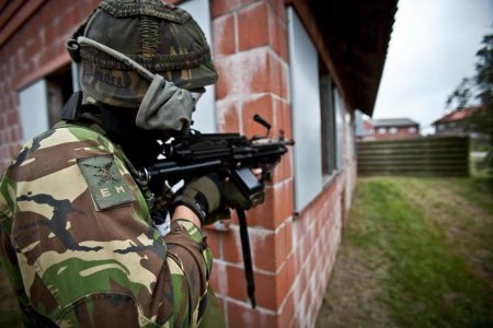 СМИ: Нехватка боеприпасов вынуждает голландских солдат на учениях имитировать звуки выстрелов