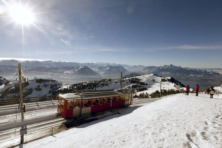 Современная сегрегация: В Швейцарии решили запустить для китайских туристов отдельные вагоны