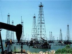 Нефть дорожает после резкого падения накануне на росте запасов в США