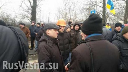 Доведенные до отчаяния шахтеры в Львовской области перекрыли трассу на Польшу (ФОТО,ВИДЕО)
