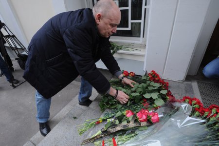 У посольства Бельгии в Москве появились цветы в память о жертвах терактов