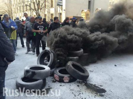 Радикалы у администрации Порошенко требуют покрышки: «Много, много покрышек!» (ФОТО, ВИДЕО)