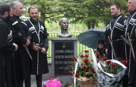 Памятник Герою СССР Мелитону Кантария установили в столице Грузии
