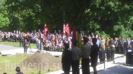 Шок для «вышиваты» — в центре расположения сил «АТО» прошло шествие Бессмертного полка с Красными знаменами и георгиевскими лентами (ФОТО, ВИДЕО)