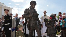 В Симферополе открыли памятник «вежливым людям»