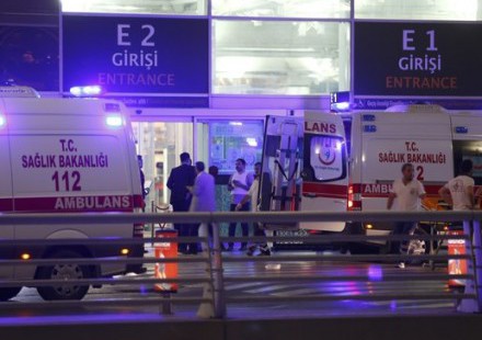 В стамбульском аэропорту украинцу в ногу попал осколок