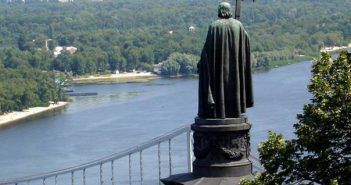 В Киеве памятник Владимиру облили краской