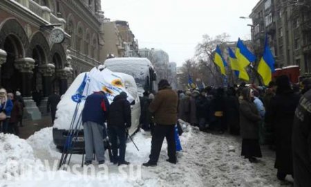 На митингах в Киеве появился Шатун (ФОТО)