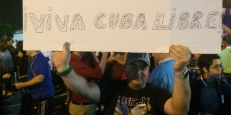 Кубинцы в Майами устроили фейерверк по случаю смерти Фиделя Кастро