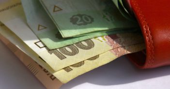 ВРУ приняла закон о повышении минимальной зарплаты