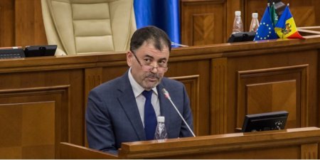 Президент Молдавии уволил министра обороны, сносившего памятники 