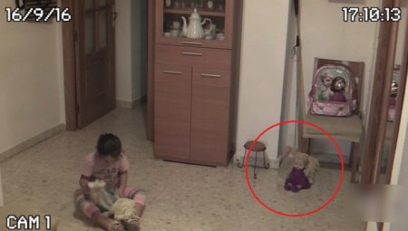 Видео с ожившей куклой и двигающейся мебелью расходится по сети