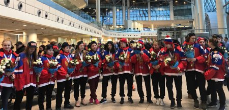 Российские хоккеистки исполнили гимн страны в аэропорту Домодедово