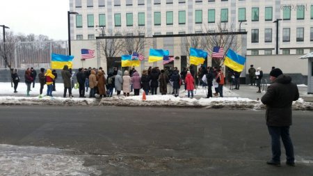 Украинцы поклялись в верности Трампу перед посольством США (ФОТО, ВИДЕО)