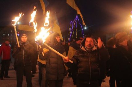 В Славянске состоялось факельное шествие