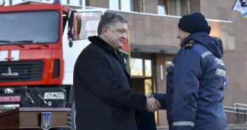 Порошенко вручил сотрудникам ГСЧС ключи от пожарных автомобилей