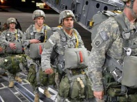 США перебросывают в Кувейт 2500 военнослужащих для участия в боевых действи ...