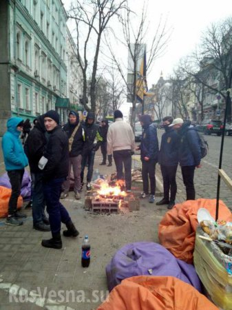 «Красный свет банку оккупантов» — в Киеве Сбербанк обнесли колючей проволокой (ФОТО)