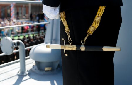 Госдума предоставила право на пожизненное ношение кортиков офицерам ВМФ в о ...