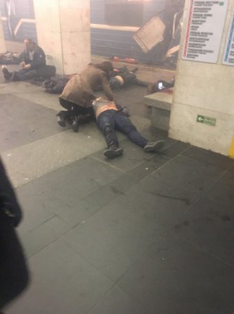 В петербургском метро прогремели два взрыва, есть жертвы (Видео, фото 18+) Прямая трансляция со станции "Сенная площадь"
