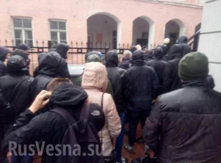 В Киеве «патриоты» блокируют вход в здание Россотрудничества (+ФОТО)