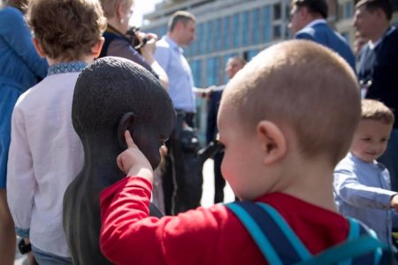 В Киеве открыли «детский» памятник основателям города