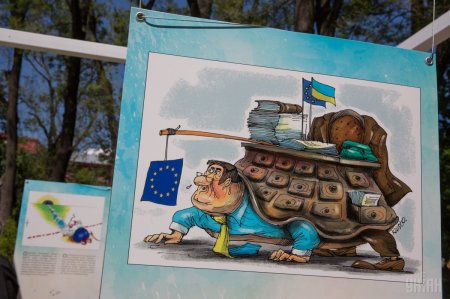 В Киеве открылась выставка карикатур про безвиз