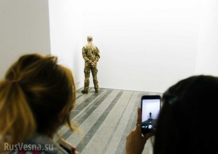 Шок для патриотов: на выставке в Киеве «ветерана АТО» поставили в угол (ФОТО)