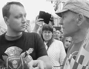 В Киеве толпа атаковала мужчину за плакат в поддержку Порошенко