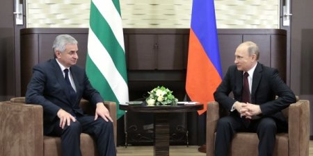В Грузии и НАТО остались недовольны визитом Путина в Абхазию